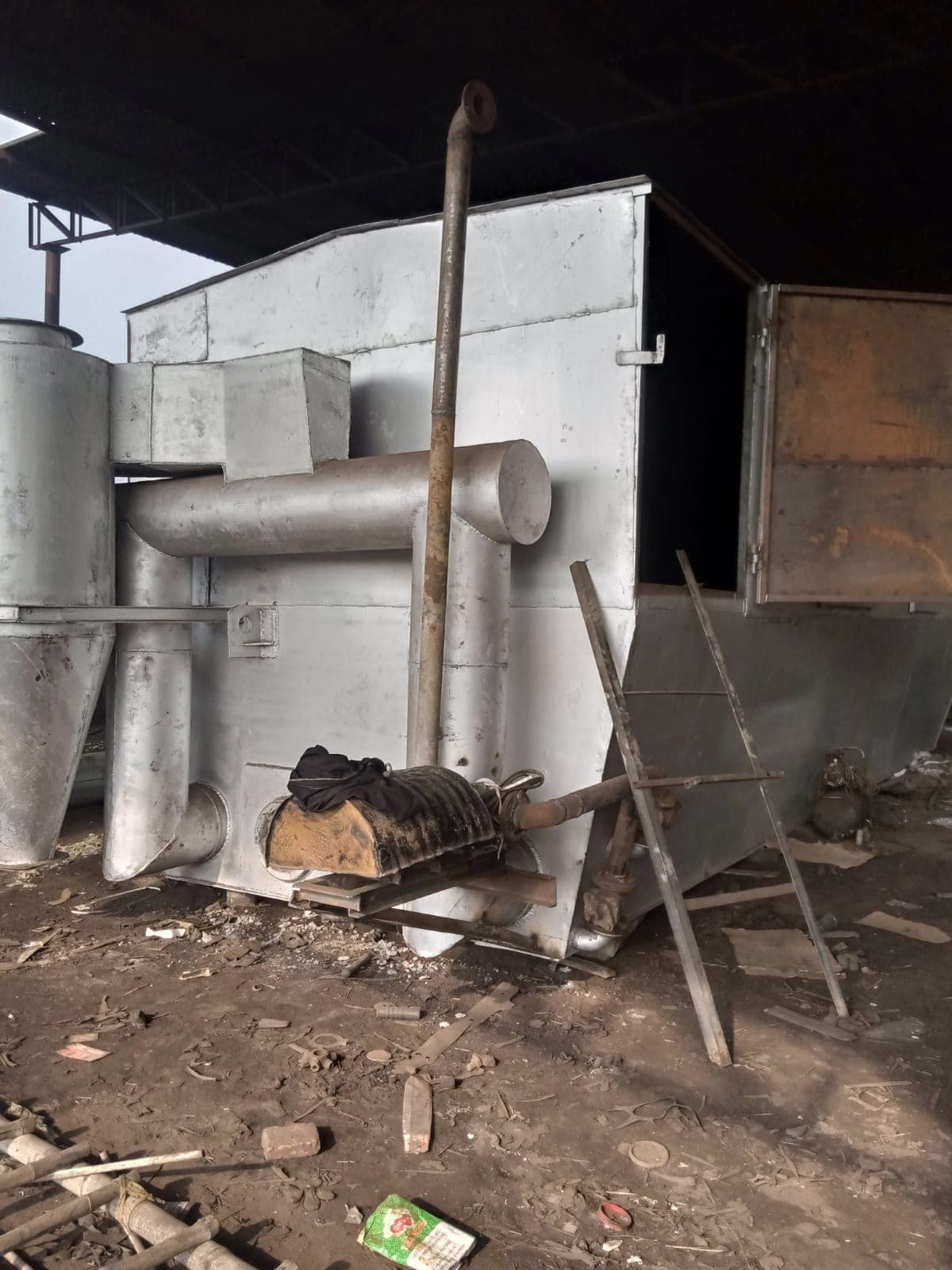 Hydraulic pressure testing of the finished decanter vessel
